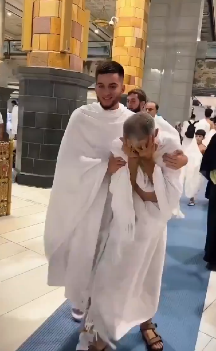 ابن يحقق حلم والده بالعمرة وردة فعل الأب عند رؤية الكعبة