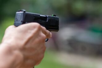 مصدر أمني: وفاة طفل أثناء لعبه بسلاح ناري والسلطات تحقق