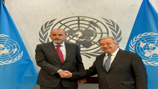 الصفدي وغوتيريش يؤكدان دعم الأردن المستمر لوكالة “الأونروا” في مواجهة الأزمة الإنسانية في غزة