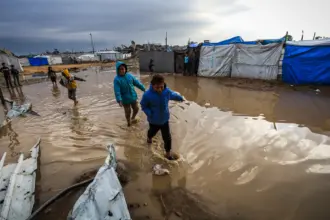 الأونروا: نملك إمدادات لمليون و300 ألف نازح خارج غزة والاحتلال يمنع دخولها رغم السيول والدمار