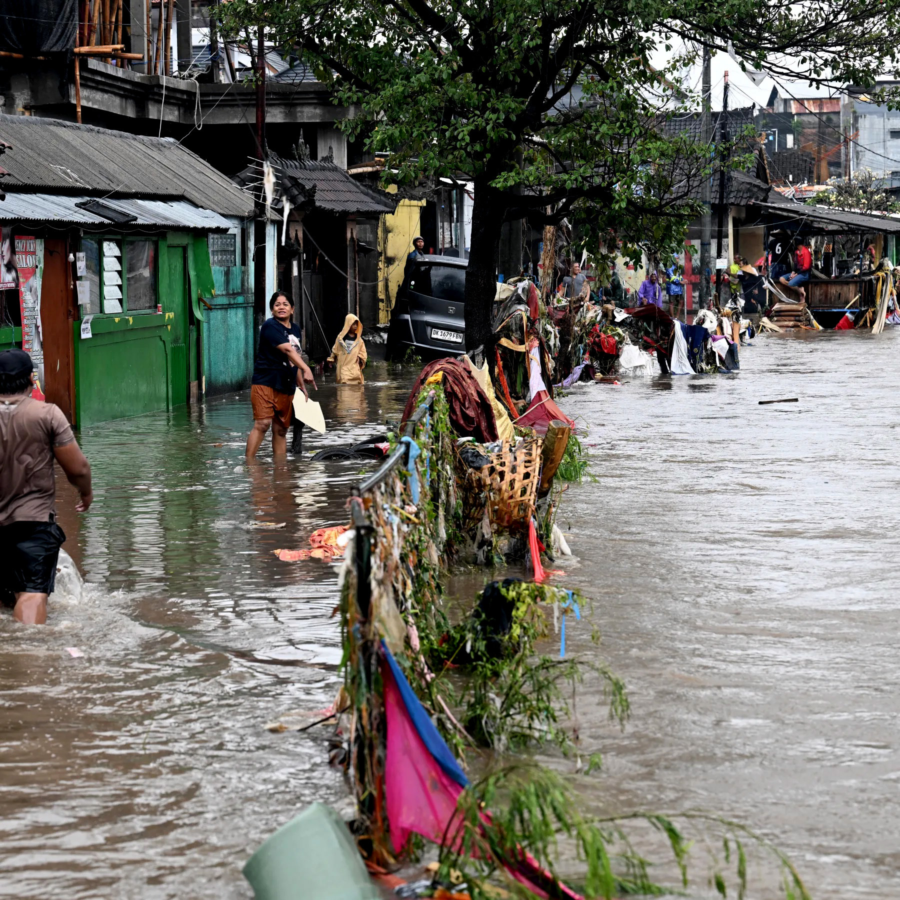 صورة حول : ارتفاع حصيلة ضحايا الفيضانات والانهيارات الأرضية في إندونيسيا إلى أكثر من ألف قتيل ارتفاع حصيلة ضحايا الفيضانات والانهيارات الأرضية في إندونيسيا إلى أكثر من ألف قتيل