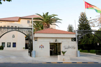 الحكومة توقف إلزامية إنهاء خدمات الموظفين بعد 30 سنة خدمة أو 360 اشتراكاً في الضمان الاجتماعي