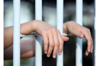 القبض على حدثين متهمين بسرقة مصاغات ذهبية ومبالغ مالية في عمان