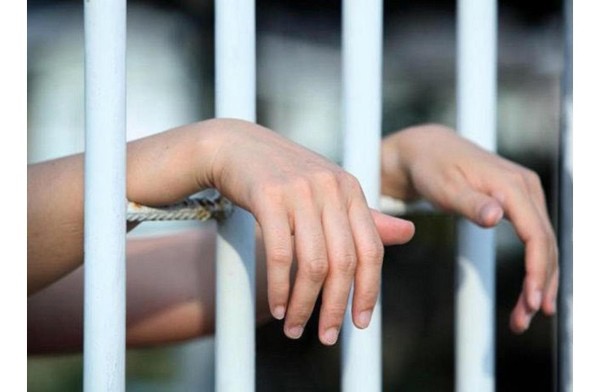 القبض على حدثين متهمين بسرقة مصاغات ذهبية ومبالغ مالية في عمان