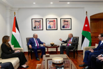 الصفدي وشيخ يعززان العلاقات الأردنية-الفلسطينية في لقاء موسع