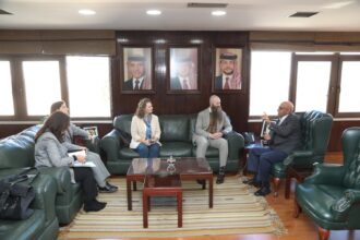 وزير المياه يلتقي السفير الأميركي لمناقشة التحديات المائية ومشاريع الاستدامة