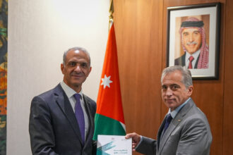 رئيس الوزراء يتسلم تقرير ديوان المحاسبة 2024 ويؤكد على تعزيز الرقابة والمساءلة