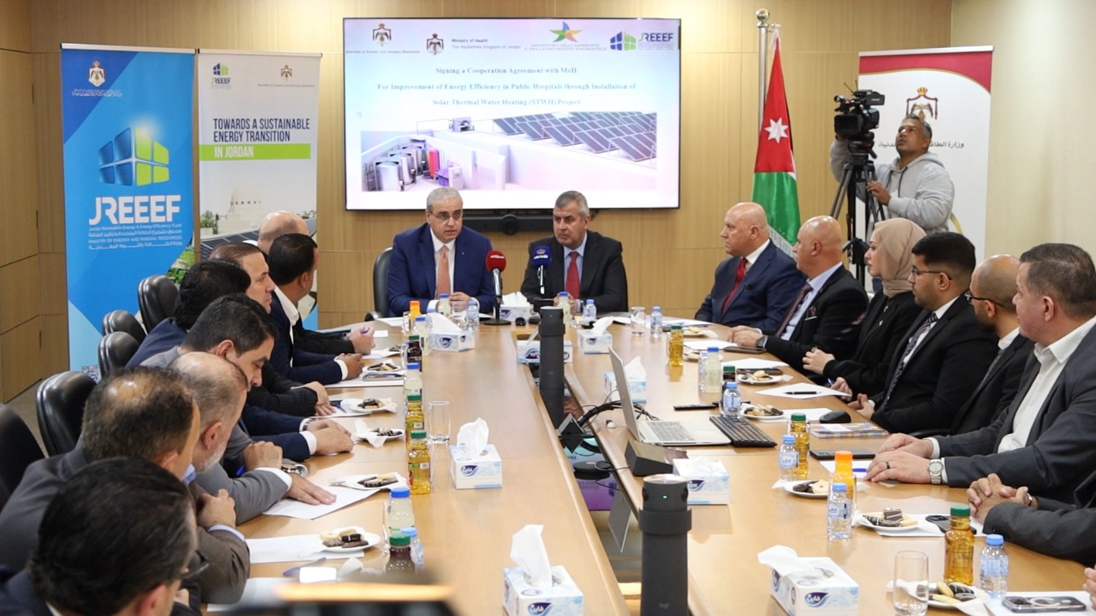 توقيع اتفاقية لتسخين المياه بالطاقة الشمسية في 33 مستشفى حكومياً