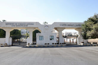 رئيس الوزراء يزور وزارة الخارجية ويؤكد تعزيز الخدمات القنصلية والدور الاقتصادي للبعثات الدبلوماسية