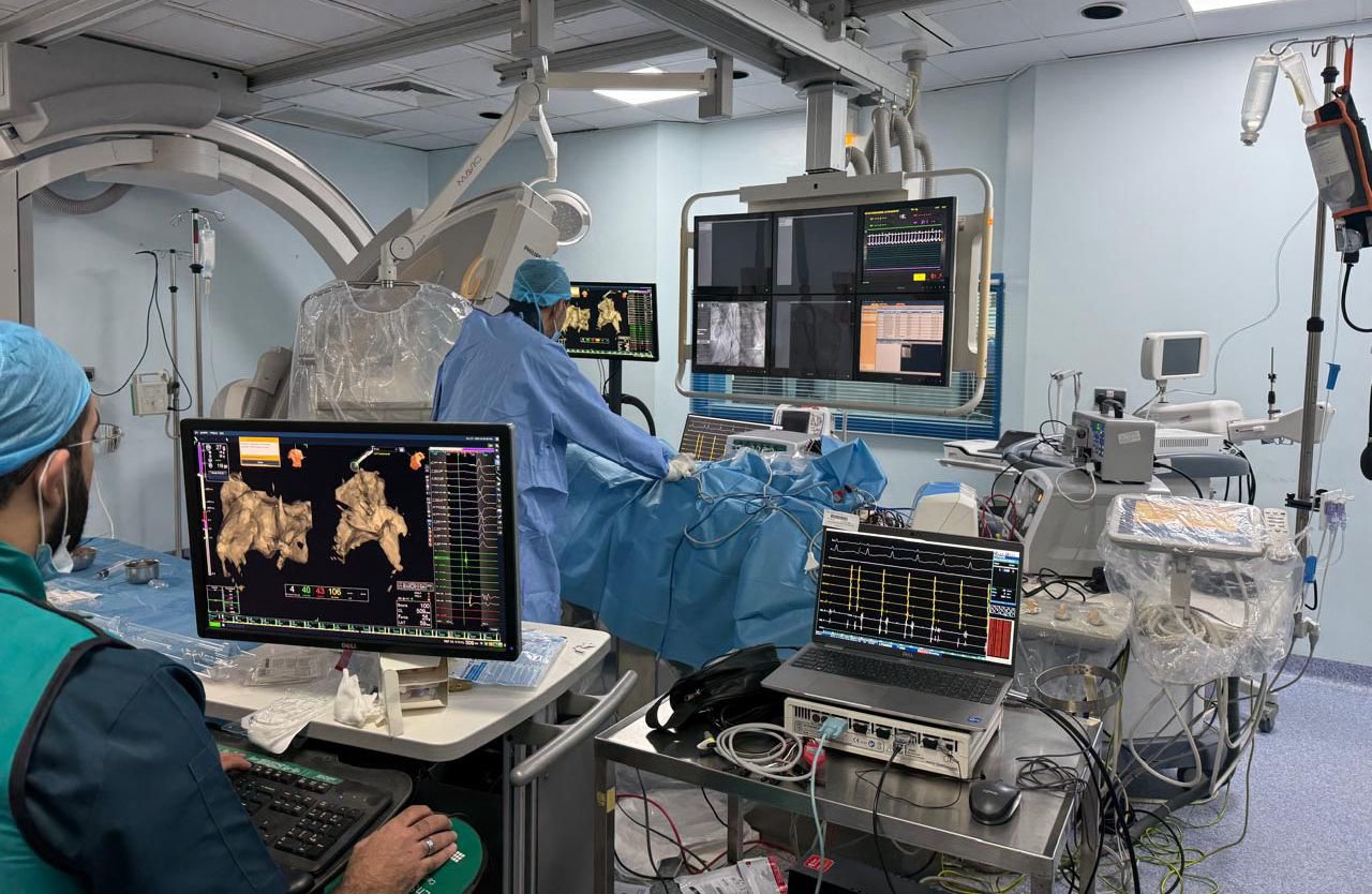 مستشفى الملك المؤسس ينجح في إجراء أول عمليات كي كهربائي متقدمة لعلاج اضطرابات نبض القلب