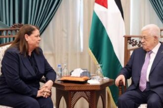 عباس يستقبل زوجة البرغوثي ويؤكد استمرار المطالبة بإطلاق سراحه