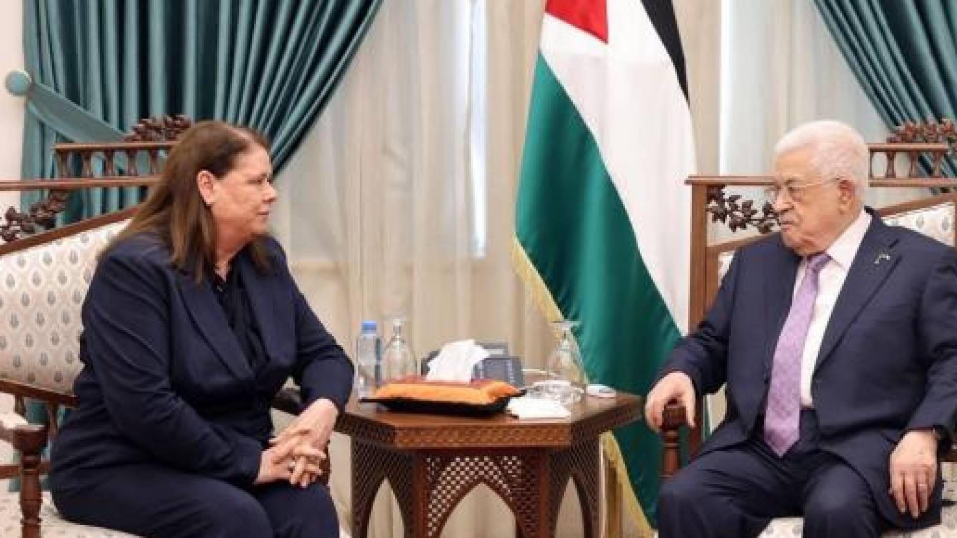 عباس يستقبل زوجة البرغوثي ويؤكد استمرار المطالبة بإطلاق سراحه