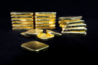 الذهب يحطم الأرقام القياسية ويتجاوز 4500 دولار للأوقية
