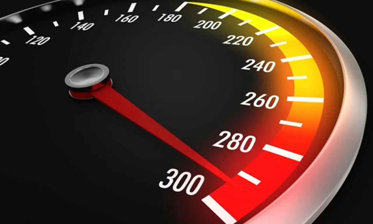 ضبط مركبة تسير بسرعة هائلة على طريق الأزرق–الزرقاء