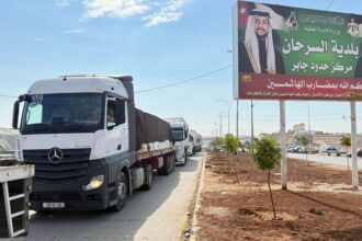 الأردن يرسل قافلة مساعدات إنسانية إلى سوريا بالتعاون مع هنغاريا و”يد العون”