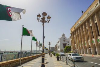 الجزائر تصوت على قانون لتجريم الاستعمار الفرنسي ومطالبة باريس بالاعتذار والتعويض