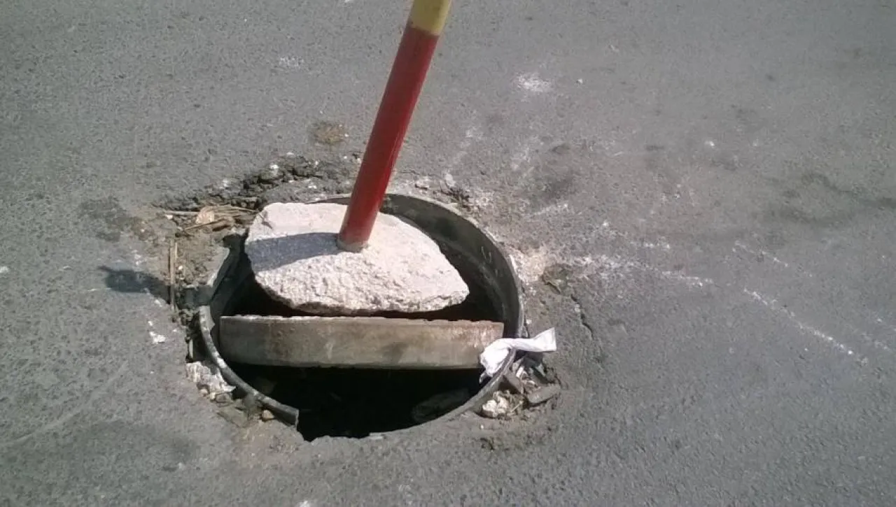 بلدية الزرقاء تنفذ حملة على محال السكراب لمواجهة سرقة مناهل مياه الأمطار