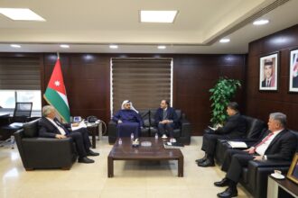 بحث التعاون بين الأردن وطيران الإمارات لتعزيز النقل الجوي