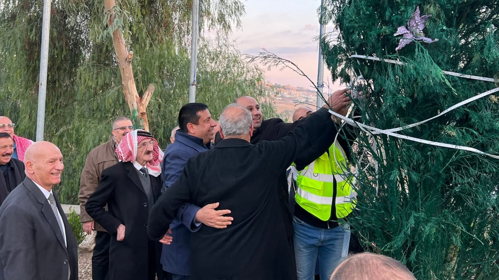 صورة حول : إضاءة شجرة عيد الميلاد في الكرك تحت شعار المحبة والسلام إضاءة شجرة عيد الميلاد في الكرك تحت شعار المحبة والسلام