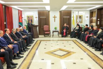 رئيس الوزراء يهنئ المسيحيين بعيد الميلاد ويؤكد وحدة الأردنيين