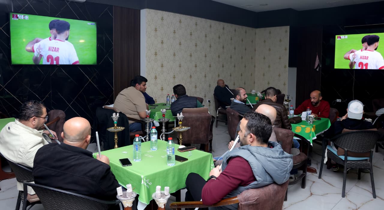 صورة حول : النشامى يوحدون الجمهور والمقاهي ممتلئة النشامى يوحدون الجمهور والمقاهي ممتلئة