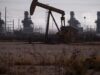 أسعار النفط تهبط مع اقتراب أسوأ انخفاض سنوي منذ 2020