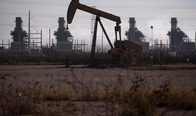 أسعار النفط تهبط مع اقتراب أسوأ انخفاض سنوي منذ 2020