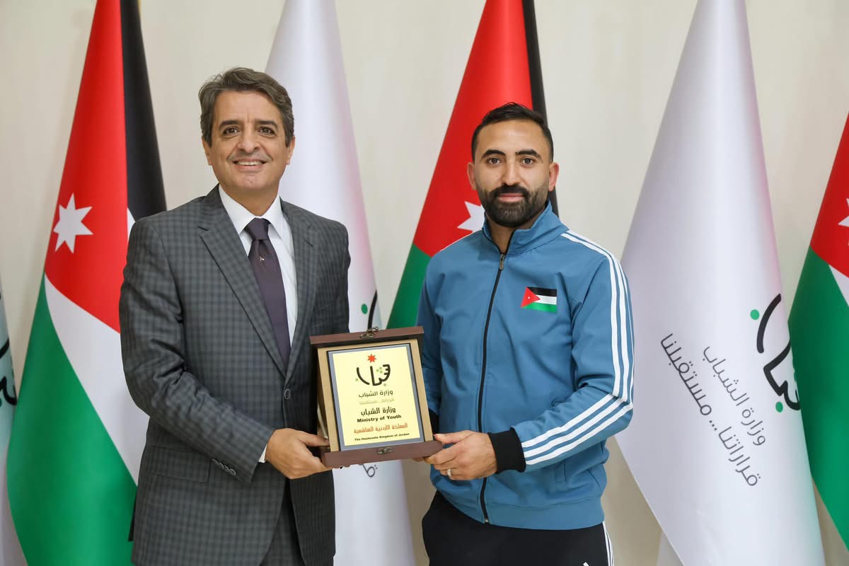 صورة حول : وزير الشباب يكرم البطل شفيق أبو صيام وزير الشباب يكرم البطل شفيق أبو صيام