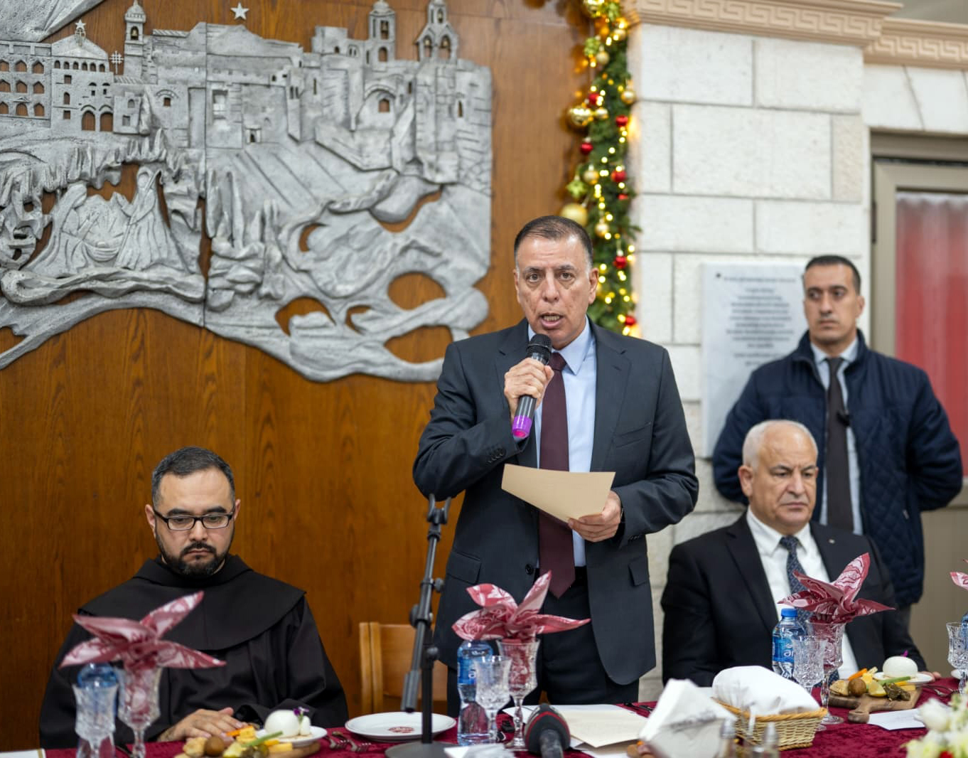 مندوبا عن الملك… الفراية يشارك في بقداس منتصف الليل في كنيسة المهد