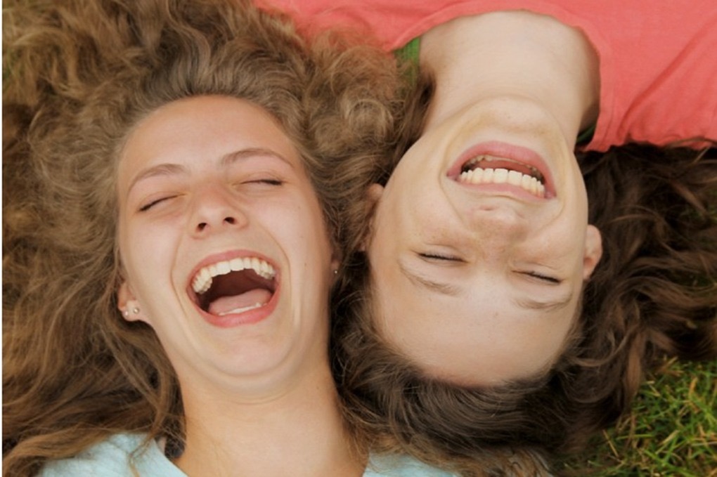 «الضحك علاجك الطبيعي: كيف يحمي القلب ويخفف التوتر