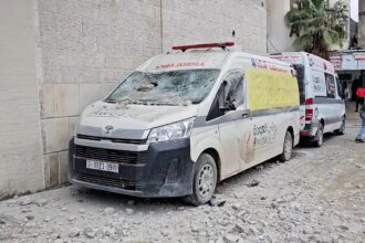 انقطاع الكهرباء يهدد حياة المرضى في مستشفى العودة وسط حصار الوقود