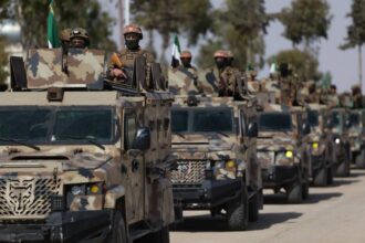 الدفاع السورية تعلن توقيف 12 ضابطًا من بقايا نظام الأسد أثناء محاولتهم التسلل من لبنان