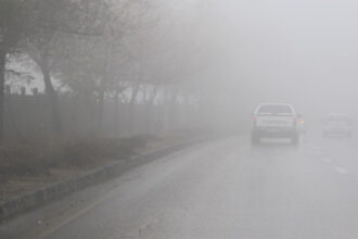 انخفاض مدى الرؤية إلى أقل من 100 متر في رأس منيف بسبب الضباب