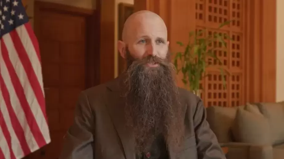 السفير الأمريكي يقدّم واجب العزاء للنائب وصفي حداد في وفاة والدته