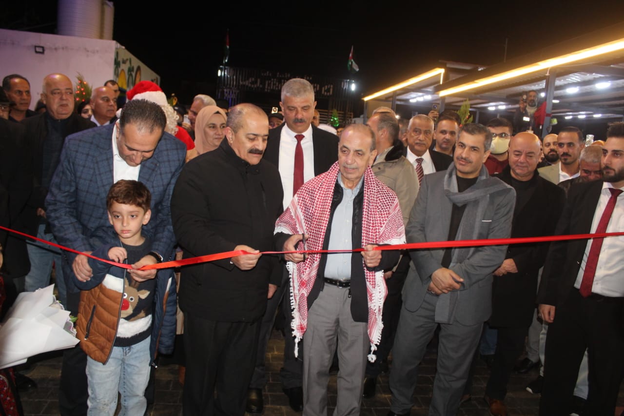 وزير الإدارة المحلية يضيء شجرة الميلاد ويفتتح البازار السنوي في الحصن