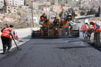 أمانة عمان تبدأ تنفيذ أعمال تعبيد في أحياء مستهدفة لتحسين البنية التحتية