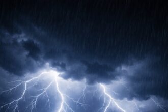 طقس العرب: زخات أمطار وضباب كثيف على بعض مناطق المملكة خلال الساعات القادمة