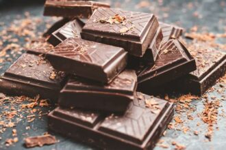 الشوكولاتة الداكنة: حلوى صحية أم سر للقلب والعقل؟