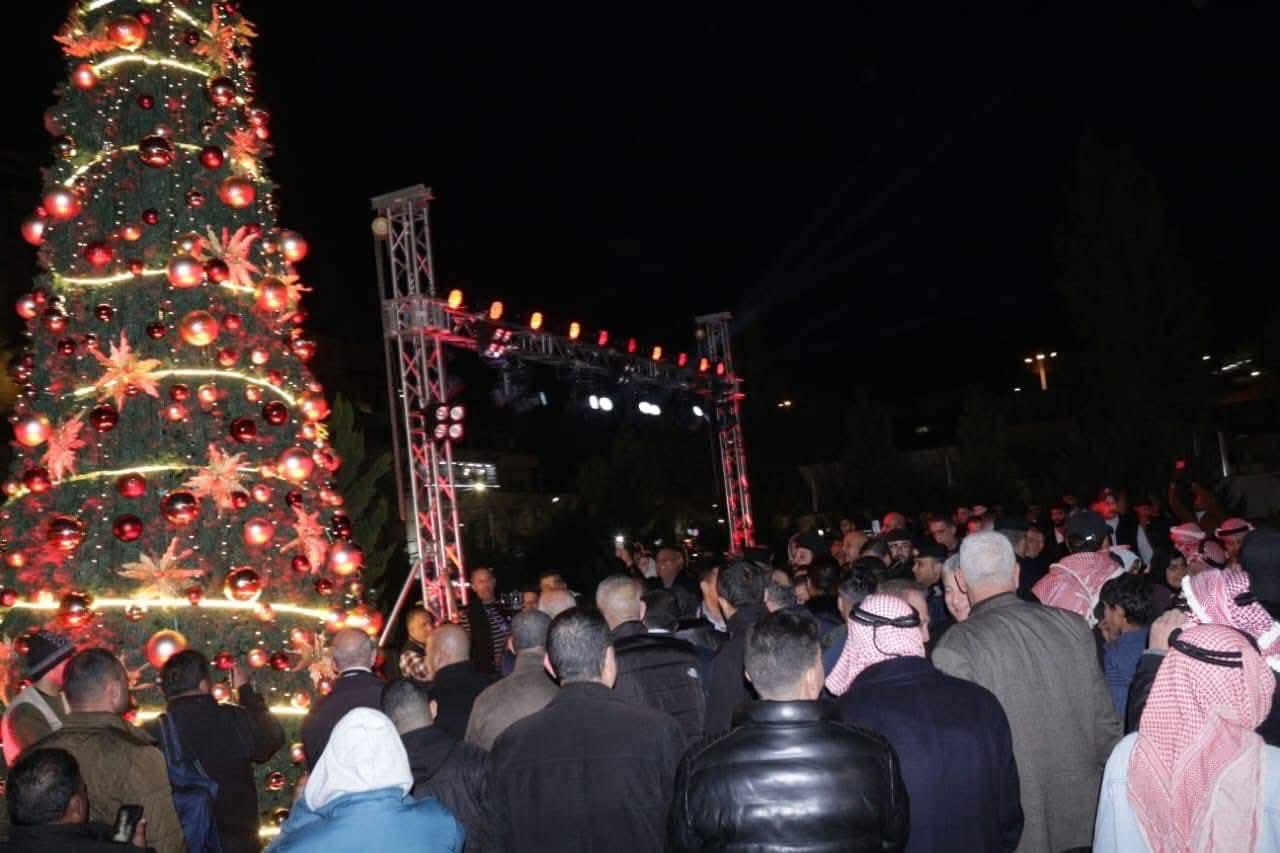 إضاءة شجرة عيد الميلاد في السلط تجسّد قيم الإخاء والعيش المشترك
