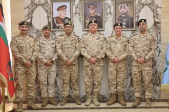 رئيس هيئة الأركان يكرم ضباط القوات المسلحة بهدايا ملكية تقديراً لتفوقهم