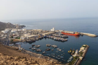 التحالف يقصف هدفًا عسكريًا محدودًا في ميناء المكلا ويؤكد منع دعم عسكري غير منسق في حضرموت