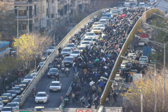 الرئيس الإيراني يدعو للاستماع إلى مطالب المتظاهرين وسط أزمة اقتصادية متفاقمة