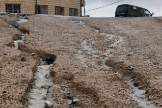 إغلاق طريق وادي عربة بعد انجراف جزء منه وفريق الأشغال يباشر الحلول العاجلة