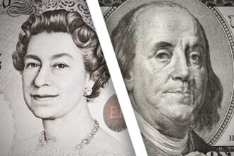 الجنيه الإسترليني يتراجع أمام الدولار ويرتفع قليلاً مقابل اليورو