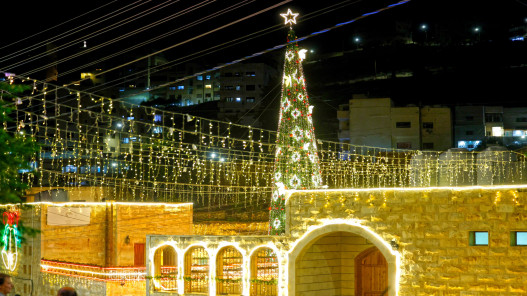 وزير الإدارة المحلية يرعى إضاءة شجرة عيد الميلاد في الفحيص