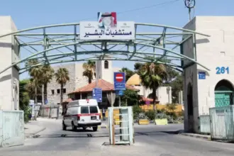 البرد القارس يُرهق أهالي المرضى في مستشفى البشير