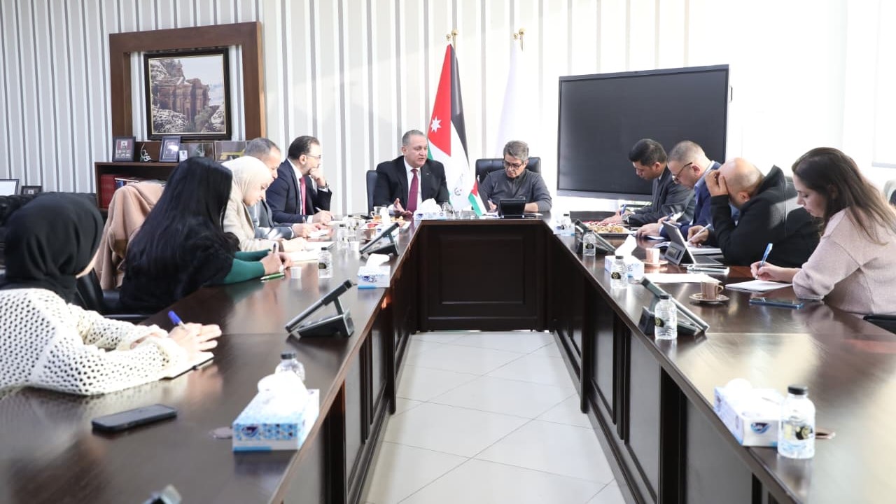 وزيرا الشباب والبيئة يبحثان تعزيز التعاون لتنفيذ استراتيجية النظافة