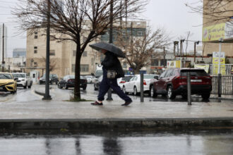 كتلة رطبة تجلب أمطارًا غزيرة ورياح نشطة خلال نهاية الأسبوع