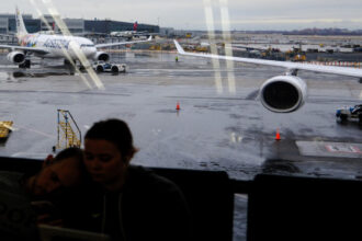 تساقط كثيف للثلوج في شمال شرق الولايات المتحدة يعطل حركة الطيران