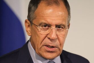 لافروف يدعو إسرائيل إلى رفع القيود عن دخول المساعدات الإنسانية إلى غزة